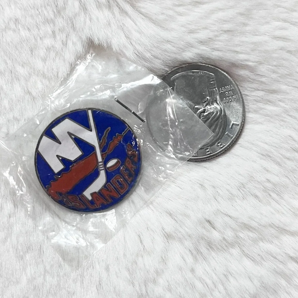 🔮 5/$25‎ Vintage NHL New York Islanders Hockey Pin